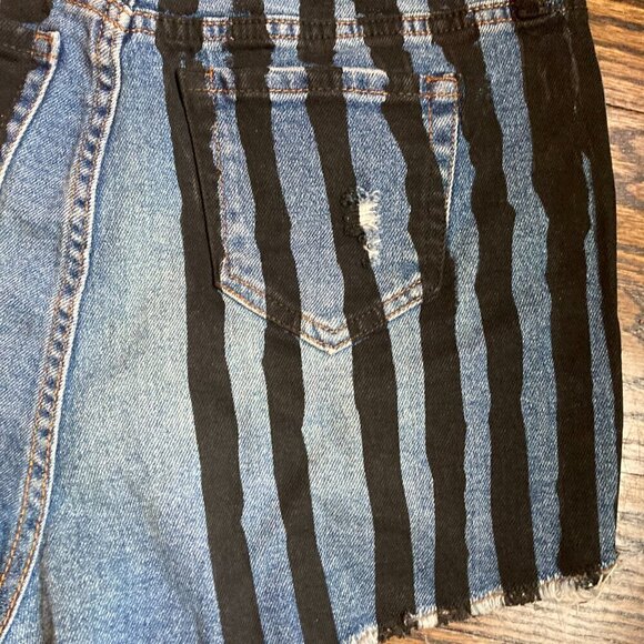 Harley Quinn Birds Of Prey DC Comics  Destructed Hi-Rise Shorts size 1-XS - Picture 7 of 9